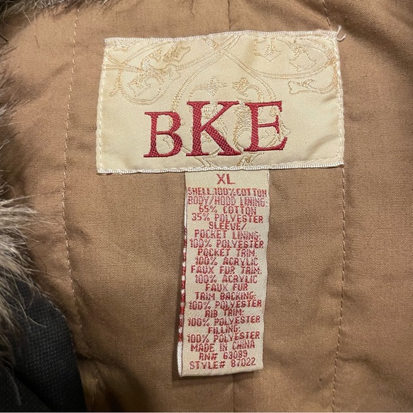 The Buckle BKE Woman’s Winter Jacket size XL w/removable hood & faux fur collar - Picture 2 of 8